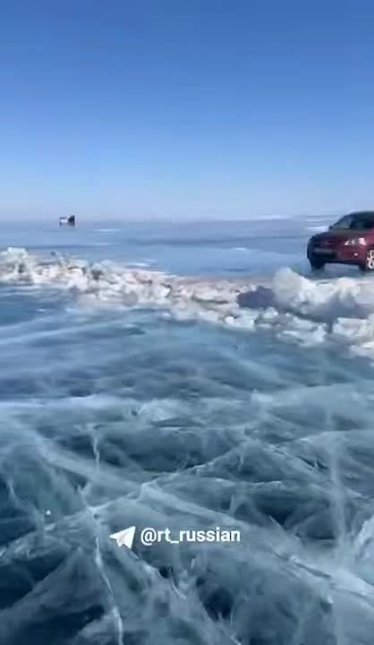 Водитель исполнил смертельный трюк на треснувшем льду Байкала