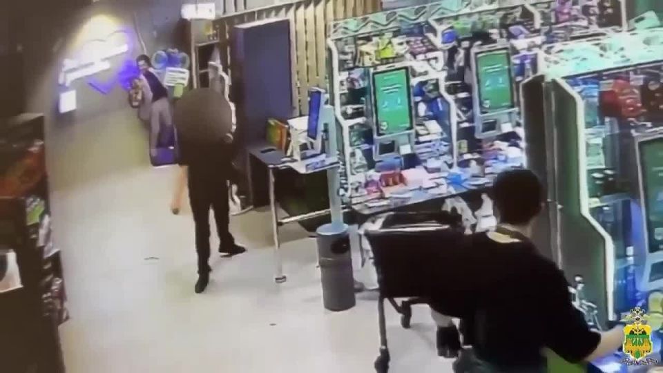 Пьяный мужчина напал на продавцов с ножом, потому что те не разрешили ему забрать продукты бесплатно