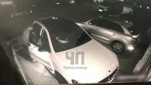 В Анапе автоледи вышла из машины у своего подъезда, а потом авто исчезло