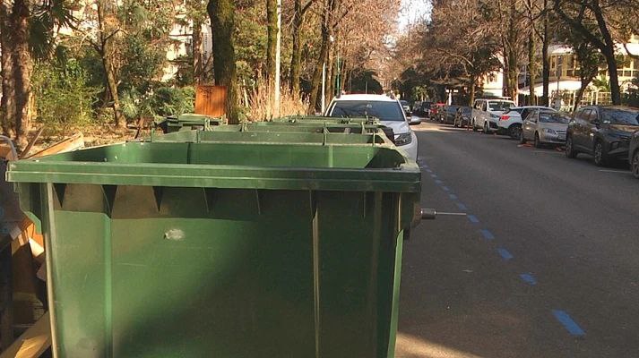 На территории города продолжается системная работа по наведению санитарного порядка на контейнерных площадках и прилегающих территориях