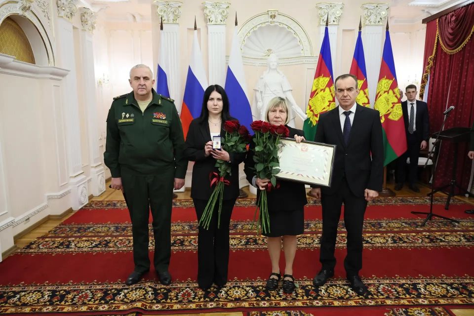 Владимир Кочетков и Вениамин Кондратьев передали медаль «Золотая Звезда» семье участника специальной военной операции Эмиля Зарипова