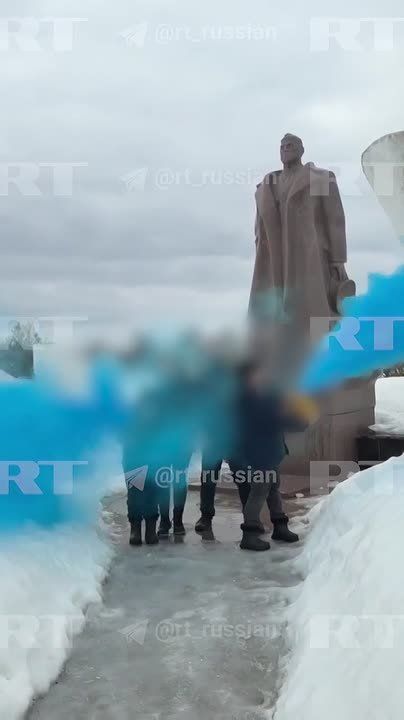 У вас мальчик: семья испачкала памятник Жукову синей краской во время гендер-пати