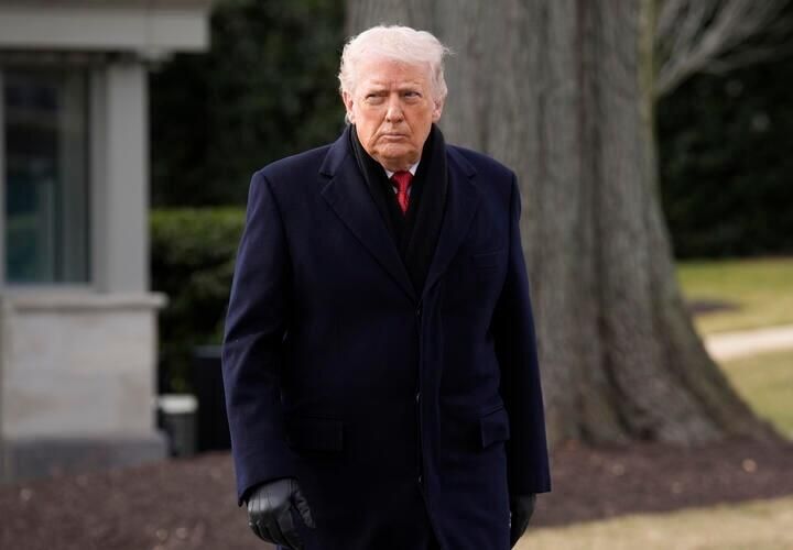 Трампы сквозь века: американцы считают президента США и его сына Бэррона пришельцами из прошлого