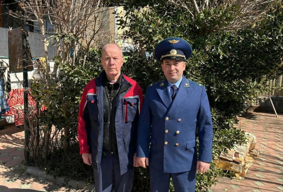 Руководство прокуратуры города Новороссийска поздравило ветерана органов прокуратуры с днем рождения