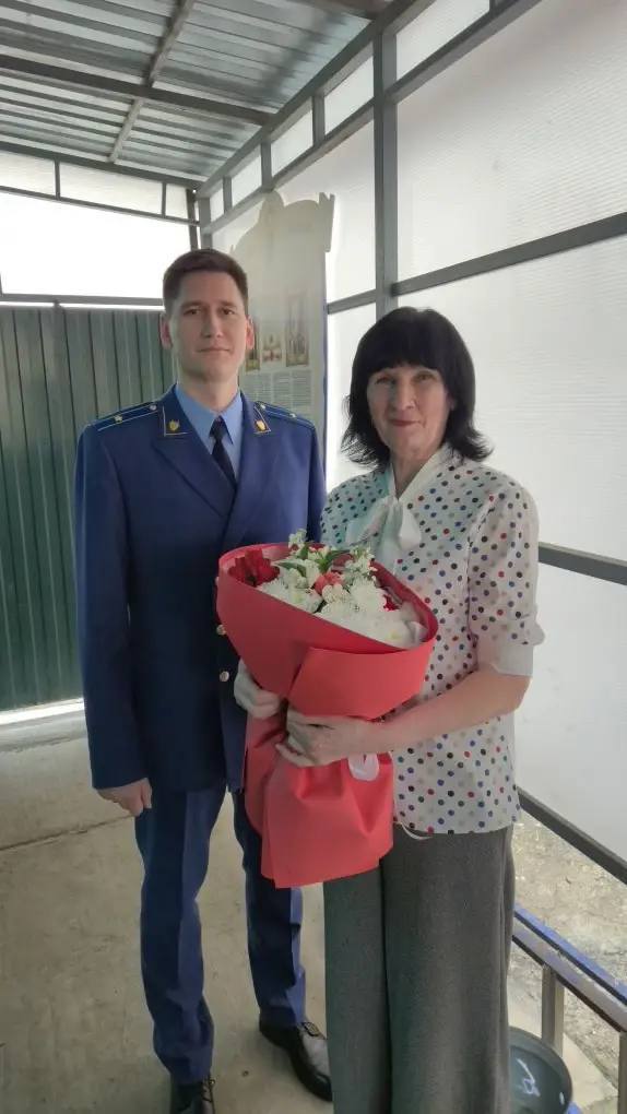 Прокуратура Курганинского района поздравила бывшую заведующую канцелярией с днем рождения