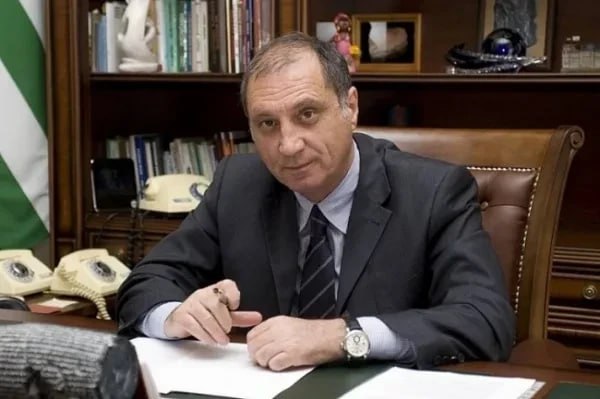 Константин Затулин поздравил с юбилеем своего друга, абхазского политического и государственного деятеля С.М. Шамба