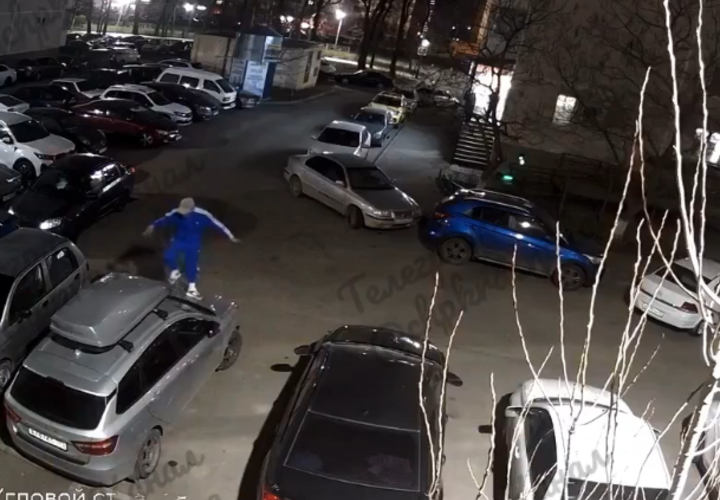 В Краснодаре парень прыгал по припаркованным машинам — несколько авто получили вмятины