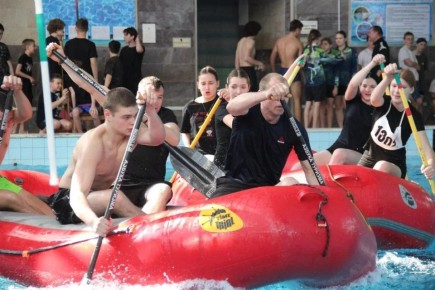 14-15 марта в спортивном комплексе с плавательным бассейном посёлка Комсомолец прошли соревнования по рафтингу в закрытом помещении