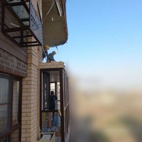 Евгений Наумов: Городские службы продолжают обследование домов, пострадавших в результате отражения атаки беспилотников