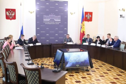 Председатель комитета ЗСК по вопросам местного самоуправления Андрей Дорошев провел сегодня заседание комиссии по подведению итогов краевого конкурса на звание «Лучший орган территориального общественного самоуправления» за...