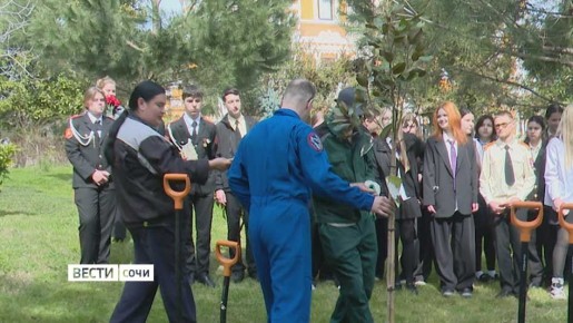 Космонавт Олег Платонов посадил 70-ую магнолию в сочинском парке "Ривьера"