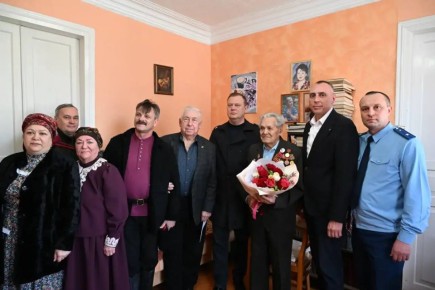 Ейская межрайонная прокуратура поздравила труженика тыла и ветерана труда с днем рождения