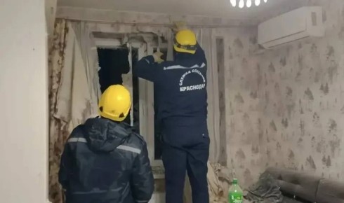 В двух домах повреждены более 90 окон