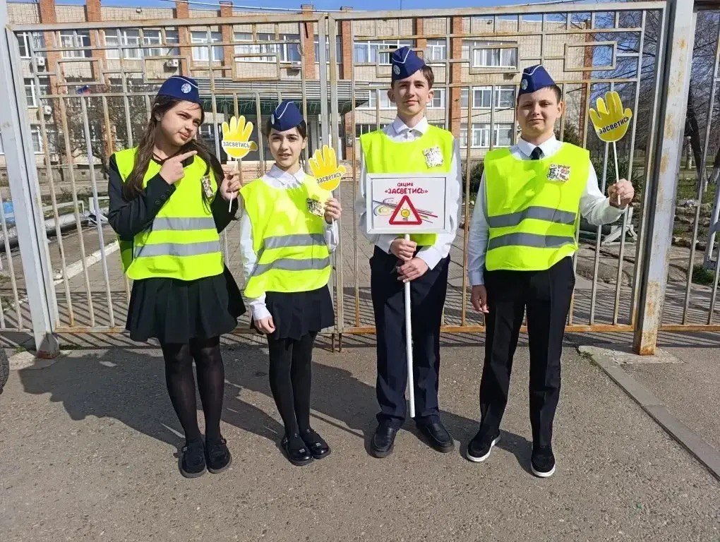 Сотрудники Госавтоинспекции Новопокровского района совместно с ребятами из отряда ЮИД «Светофорик» школы № 1 ст. Новопокровская провели профилактическую акцию «Засветись»