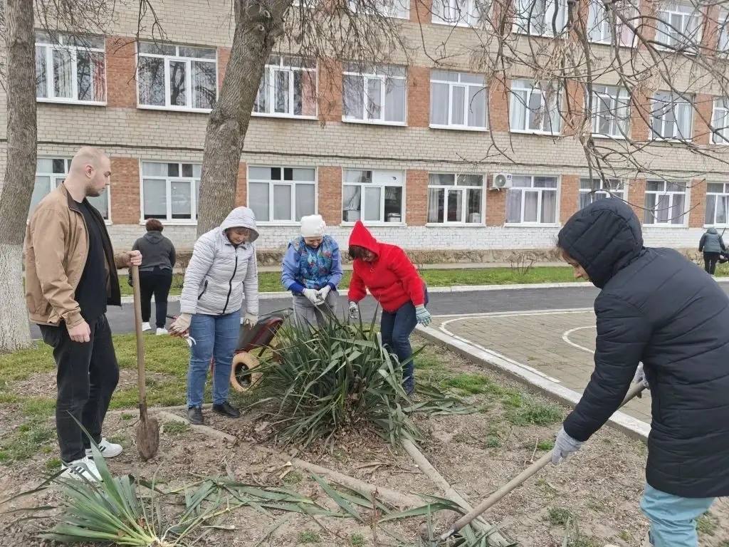 В Анапе проходит масштабный субботник