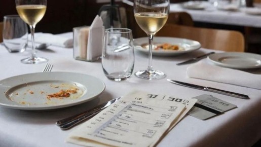130 миллионов рублей оставили официантам "на чай" на Кубани с начала года