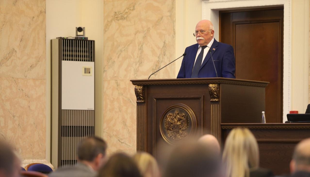 Парламентарии в окончательном чтении приняли закон о дополнительных ограничениях курения табака в общественных местах