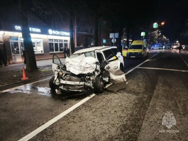 В Адлере спасатели достали погибшего водителя из искореженного авто