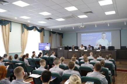 Сотрудники и курсанты Университета ФСИН России встретились с олимпийским чемпионом Александром Легковым