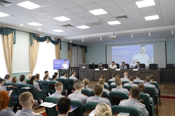 Сотрудники и курсанты Университета ФСИН России встретились с олимпийским чемпионом Александром Легковым