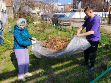 В Краснодаре продолжаются весенние субботники: активные жители, студенты, представители учреждений наводят порядок в городе