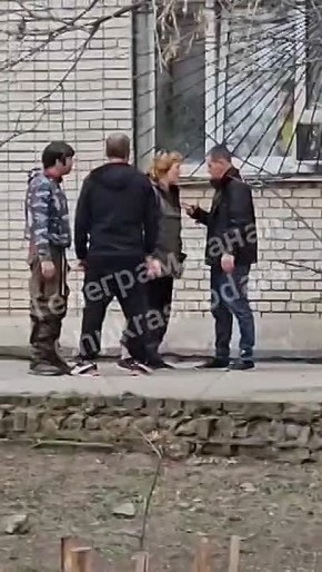 В Краснодаре на улице Стасова группа людей, которые выглядели нетрезвыми, устроила разборки, пуская в ход кулаки