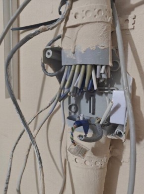 В ростовском Батайске пенсионерка регулярно режет интернет-кабели в подъезде, оставляя жильцов без связи