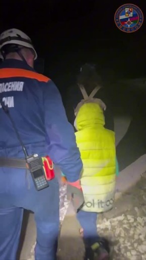 Матери с 8-летним ребенком помогли выбраться из леса ночью спасатели