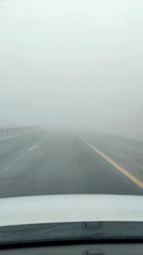 Сильный туман опустился на перевал Волчьи ворота недалеко от Новороссийска