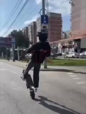 Лихача на самокате заметили на проезжей части в Юбилейном микрорайоне Краснодара