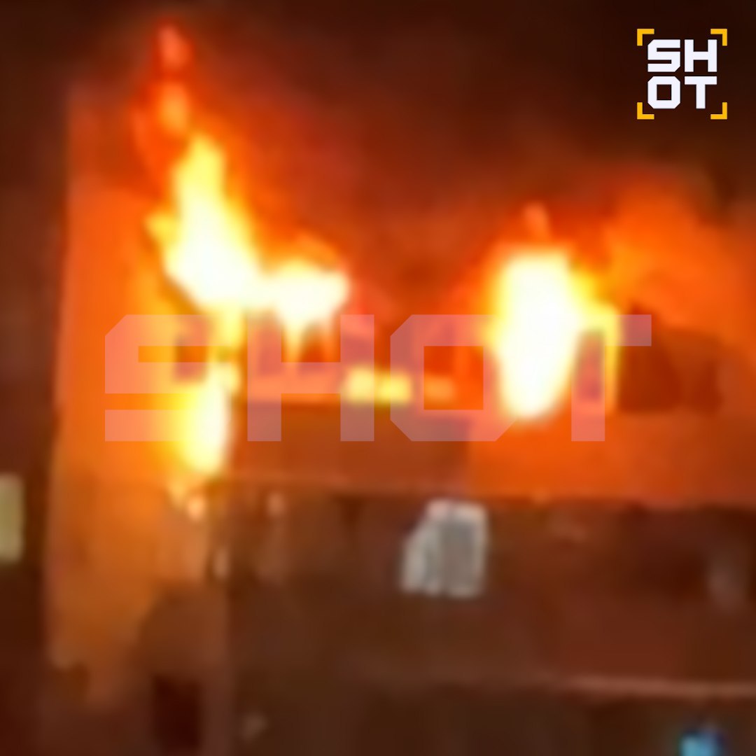 Минимум две квартиры полыхают на верхних этажах атакованной беспилотником-камикадзе ВСУ многоэтажки в Новороссийске
