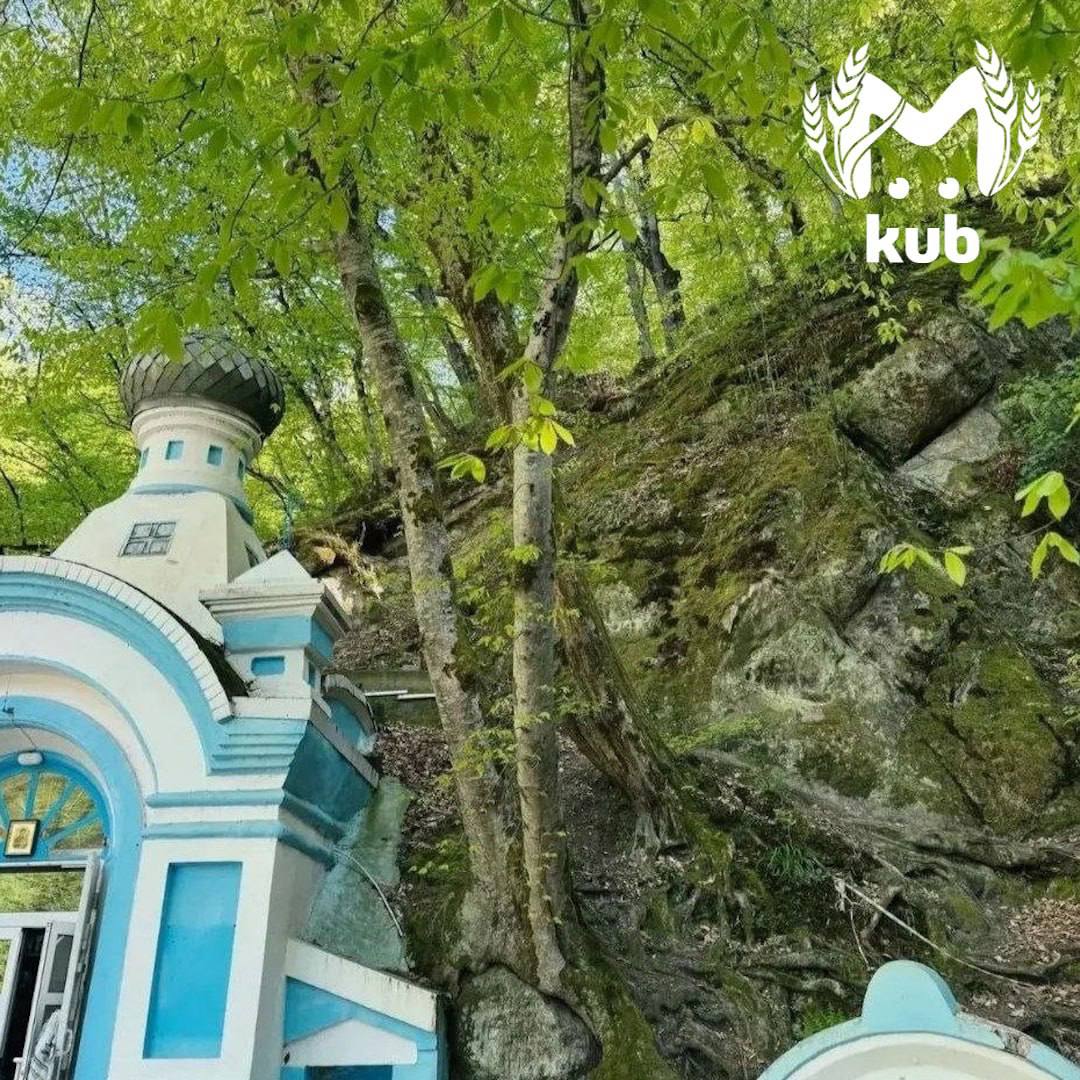 Две девочки сорвались со скалы в Горячем Ключе