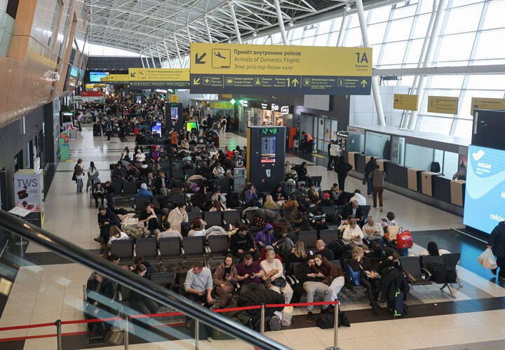 «Готовятся штурмом брать самолет»: сотня рейсов задержана в аэропортах Сочи, Краснодара