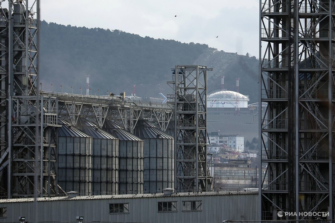 В Новороссийске после ударов БПЛА по КТК загорелись резервуары с нефтью