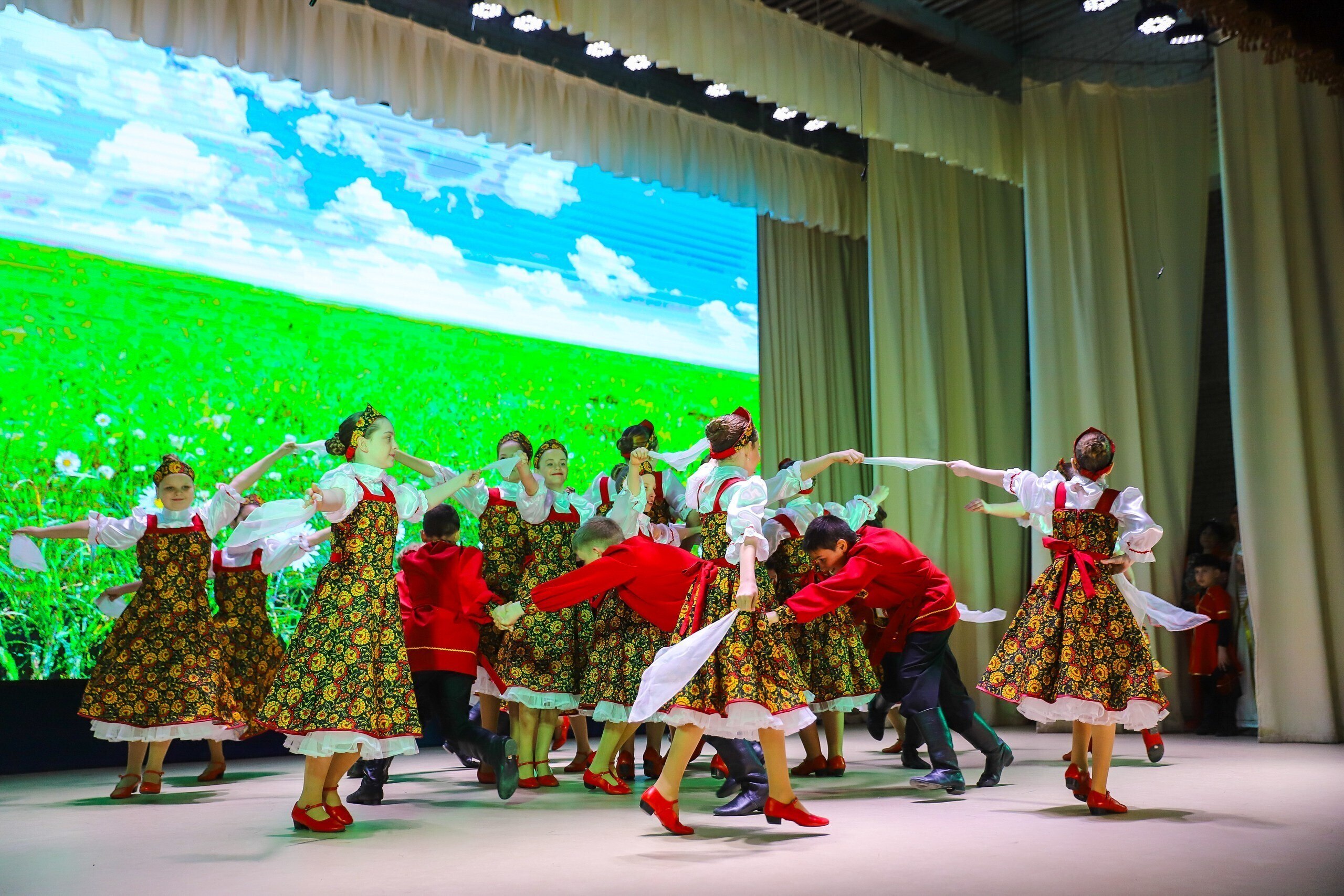 Что объединяет соседей лучше, чем общий концерт на сцене родного Дома культуры?