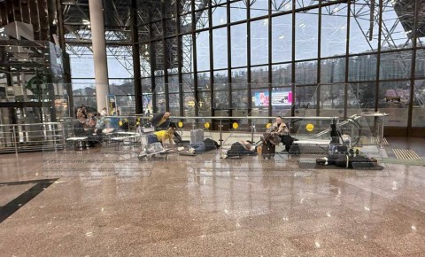 Более сотни рейсов задержаны в аэропорту Сочи из-за атаки украинских беспилотников на Краснодарский край — пассажиры ждут в огромных очередях, спят на полу в зоне вылета, некоторые не выдерживают и возвращаются в гостиницы