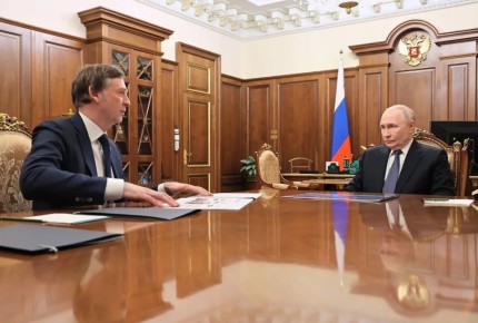 — А что это — «улучшение клиентского опыта на всех этапах пути»? — спросил президент, прочитав фразу из презентационного альбома.— Что значит «улучшение клиентского опыта»?