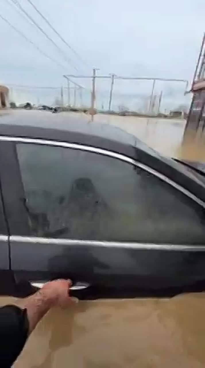 «Брат, поворотник не работает — не знаешь, почему?»: дагестанцы не теряют чувство юмора даже во время наводнения