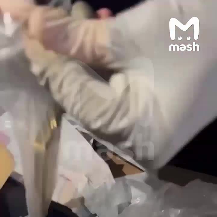 7 млн евро, 4 млн долларов, 31 млн рублей наличкой, золотые слитки, колье с бриллиантами, патриотичное кубанское вино, оружие на имя губернатора Кубани и визитки обнаружили в поместье у люксового чиновника Андрея Коробки