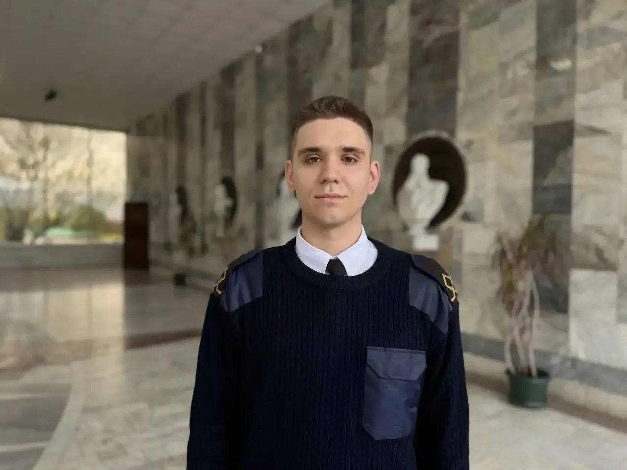 Курсанты Ушаковки на руках вынесли пожилого мужчину с инвалидностью из горящего дома в Новороссийске