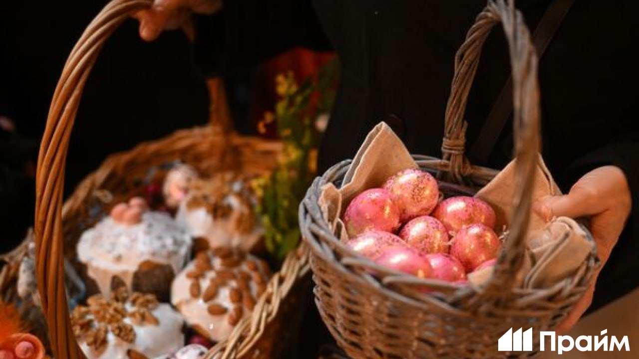 Куличи с хрустальными куполами и золотом можно встретить в кондитерских и ресторанах Москвы