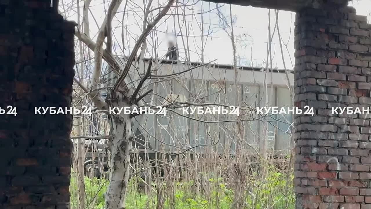 Подростки-зацеперы облепили грузовой поезд в Комсомольском районе Краснодара