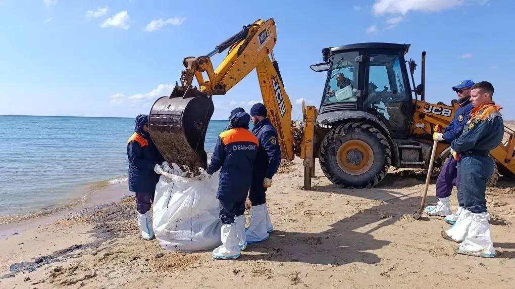 На пляже «Тортуга» в селе Витязево на прибрежной полосе собрали более 1000 мешков грунта с нефтепродуктами, прошли 400 метров береговой полосы