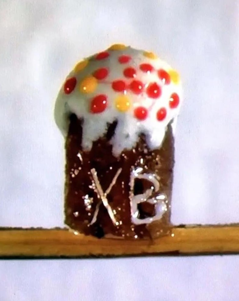 Омский микроминиатюрист Анатолий Коненко испёк кулич рекордно маленького размера — всего 1,75 мм