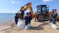 На пляже «Тортуга» в селе Витязево на прибрежной полосе собрали более 1000 мешков грунта с нефтепродуктами, прошли 400 метров береговой полосы
