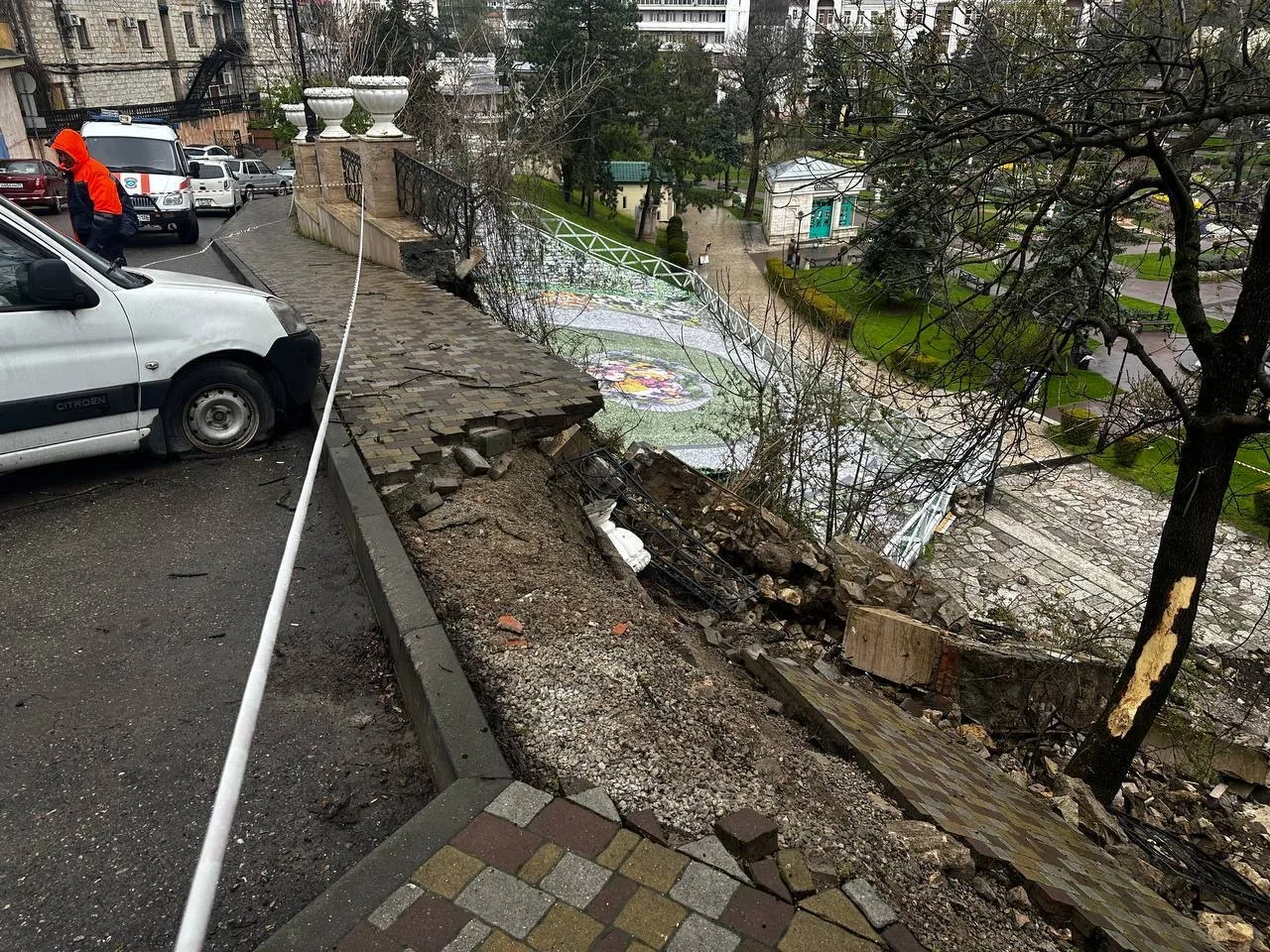 Обрушение участка подпорной стены и тротуара произошло из-за обильных осадков в курортной зоне Пятигорска