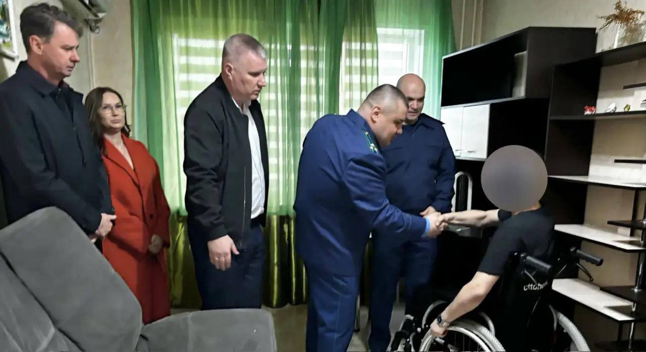 По инициативе прокуратуры Гулькевичского участнику специальной военной операции, получившего тяжелую травму, передана специальная функциональная кровать