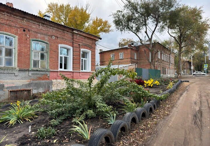 Россиян предупредили о возможных последствиях использования автомобильных покрышек для украшения клумб у жилых домов