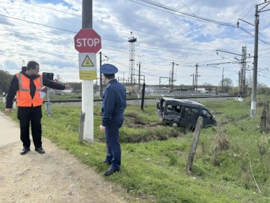 Южной транспортной прокуратурой организована проверка по факту столкновения автомобиля с поездом в Краснодарском крае