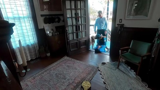 Милота: так астронавта NASA Кристину Кук, которая вернулась после 10-дневного облёта Луны на «Артемиде-2», встречал дома пёс